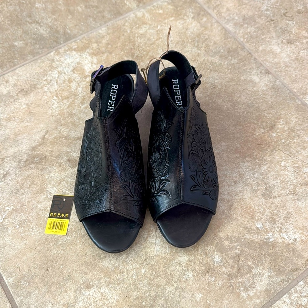 Women’s Black Leather Tooled Roper Sandals size 9